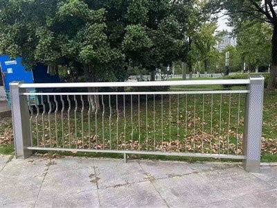 Tuščiaviduriai geležiniai balustrai